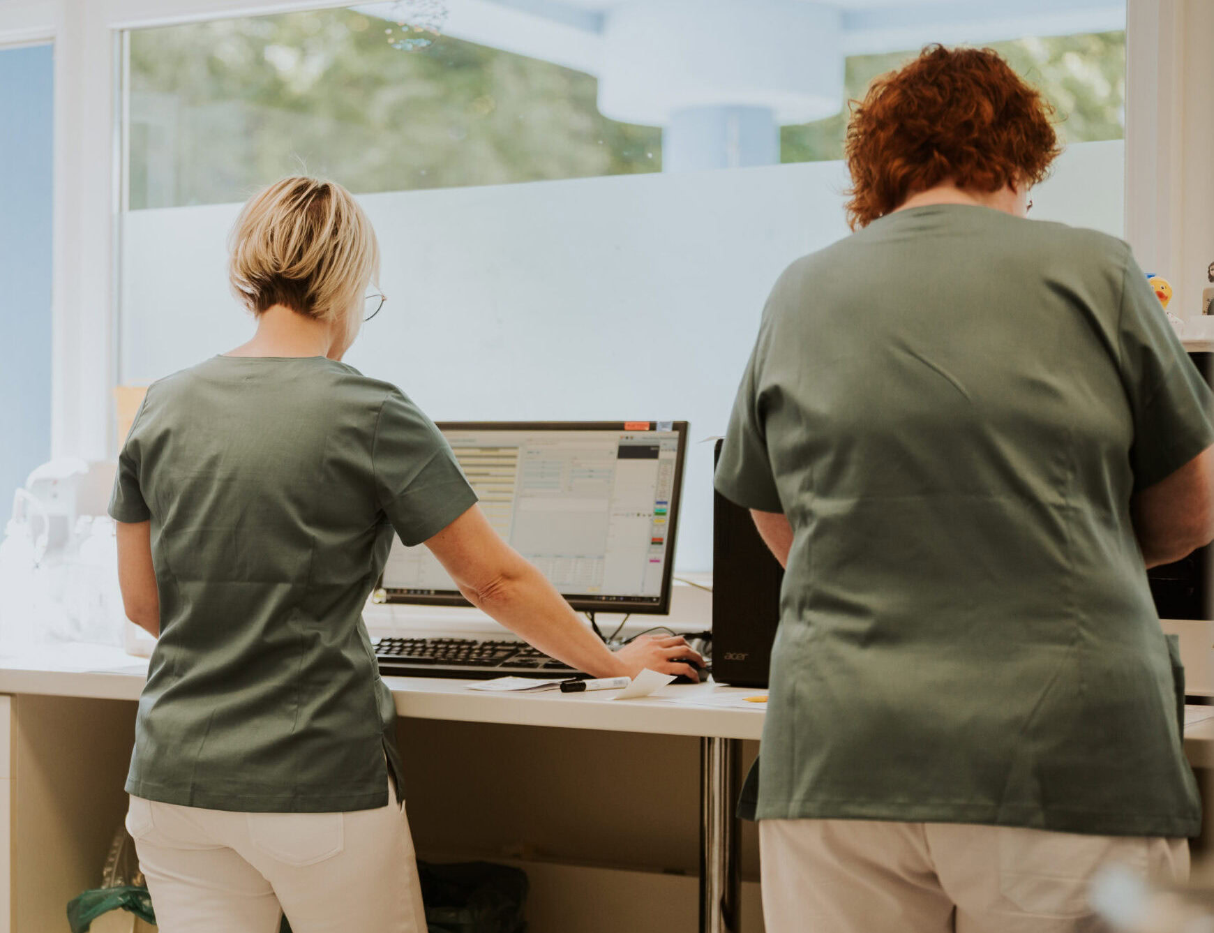 Medizinisches Personal arbeitet an Computer in der Praxis.