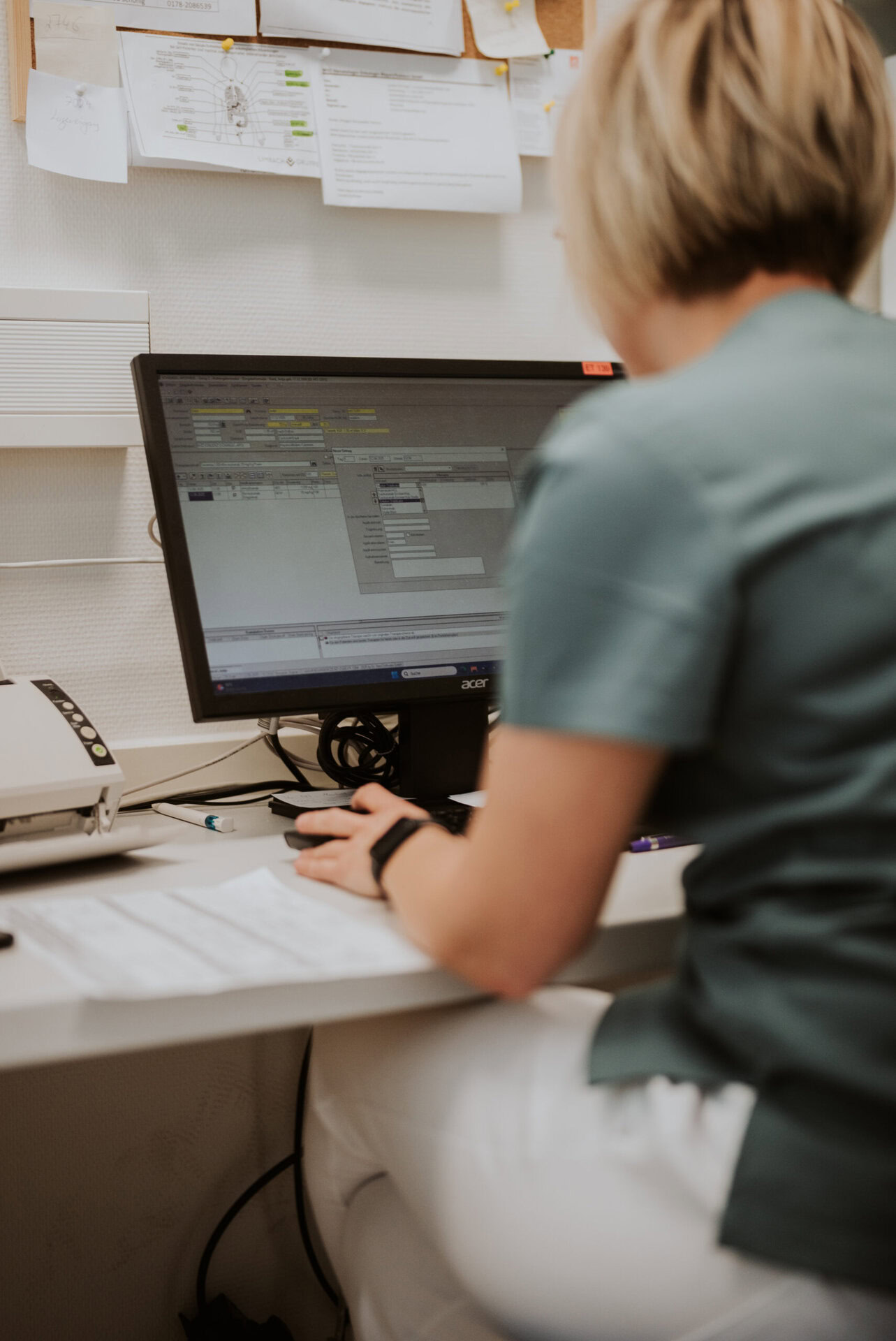 MFA arbeitet am Computer im Büro.