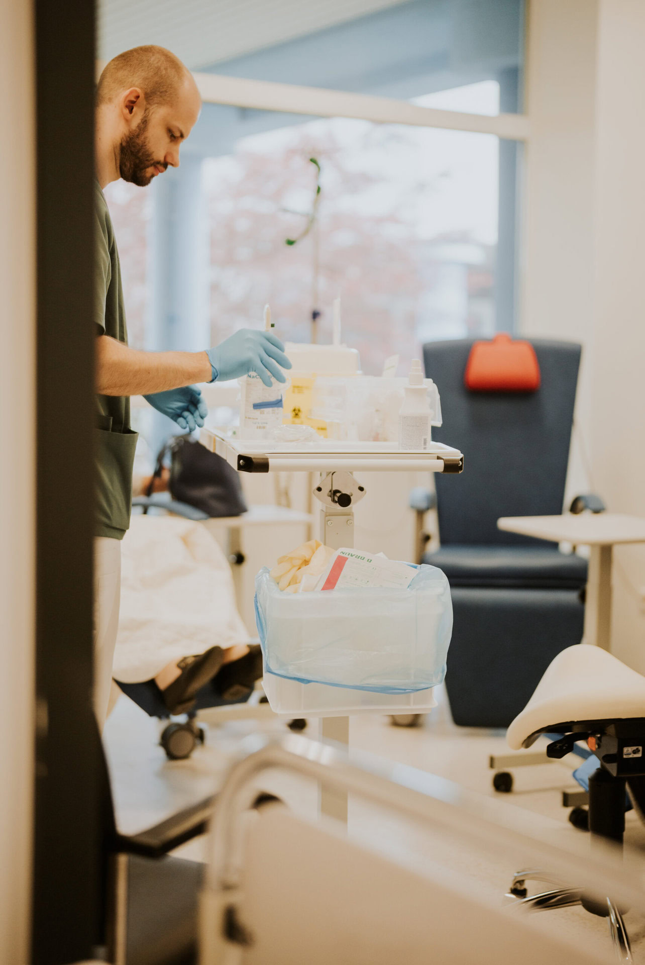 Ein Medizinischer Fachangestellter bereitet eine Behandlung vor.