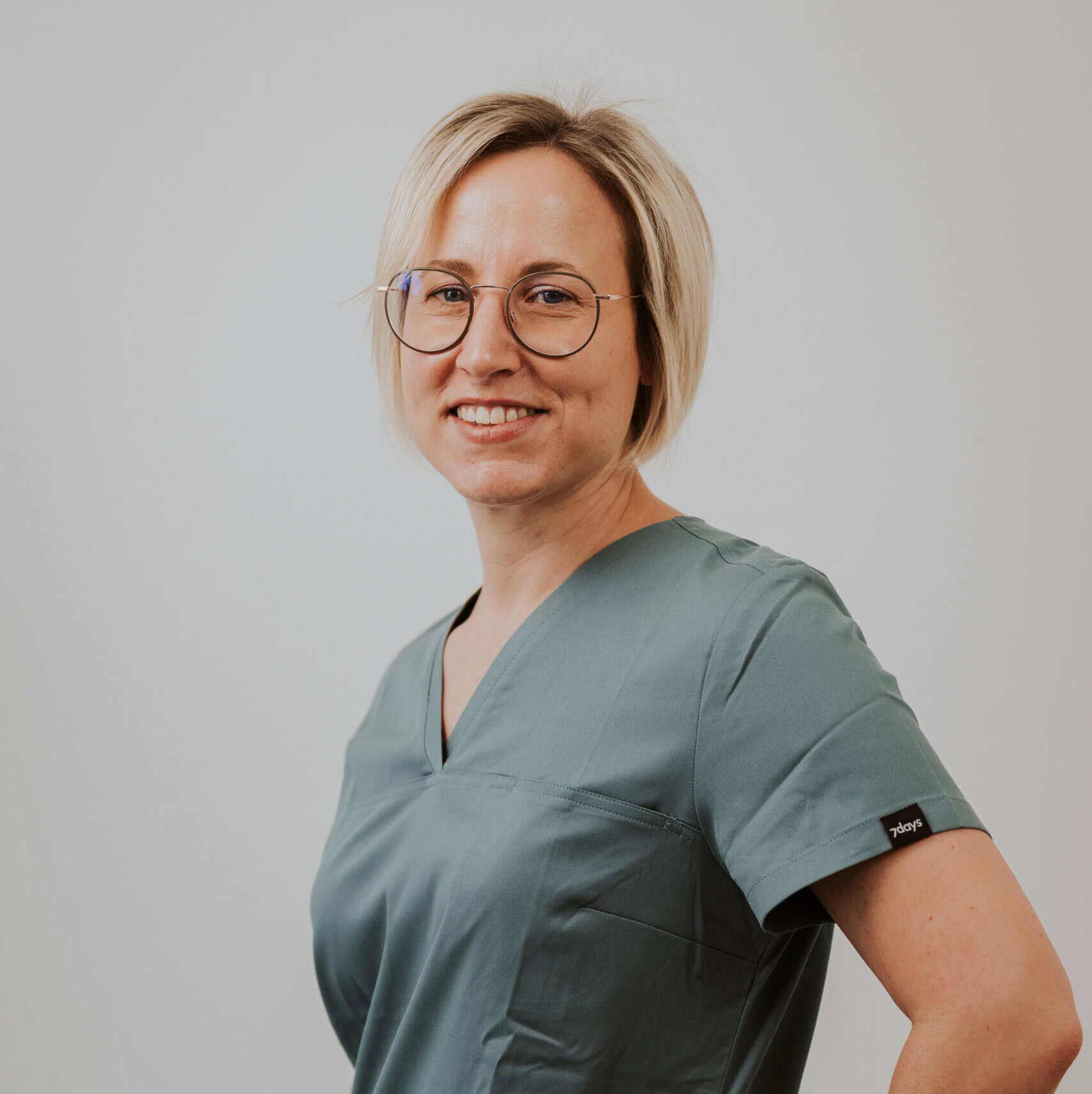 Jacqueline K. blickt in die Kamera.