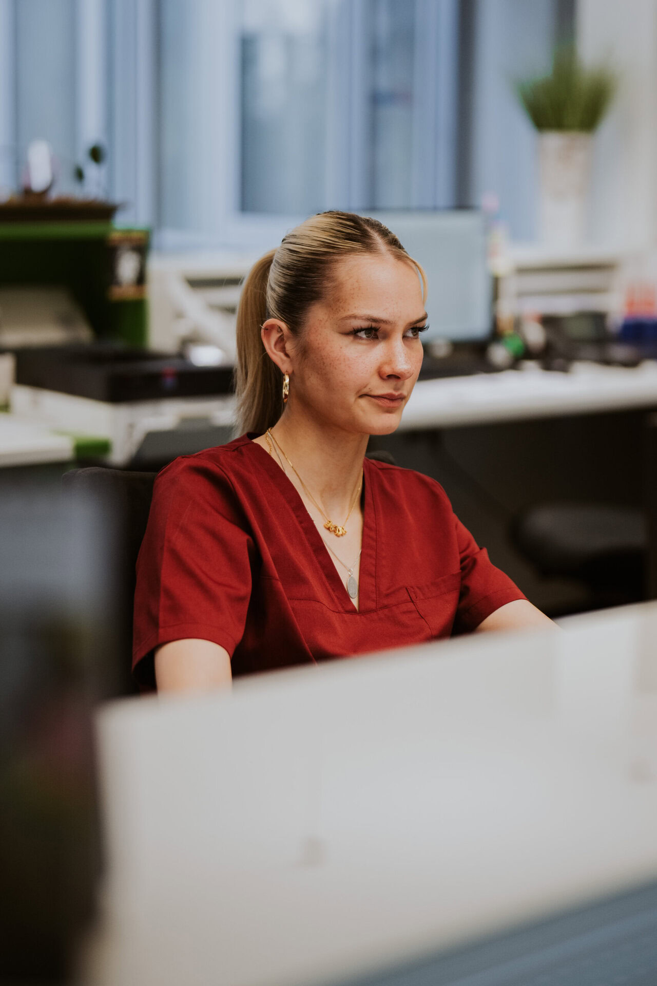 Medizinische Fachkraft bei der Arbeit im Büro eines MVZ für Hämatologie und Onkologie.