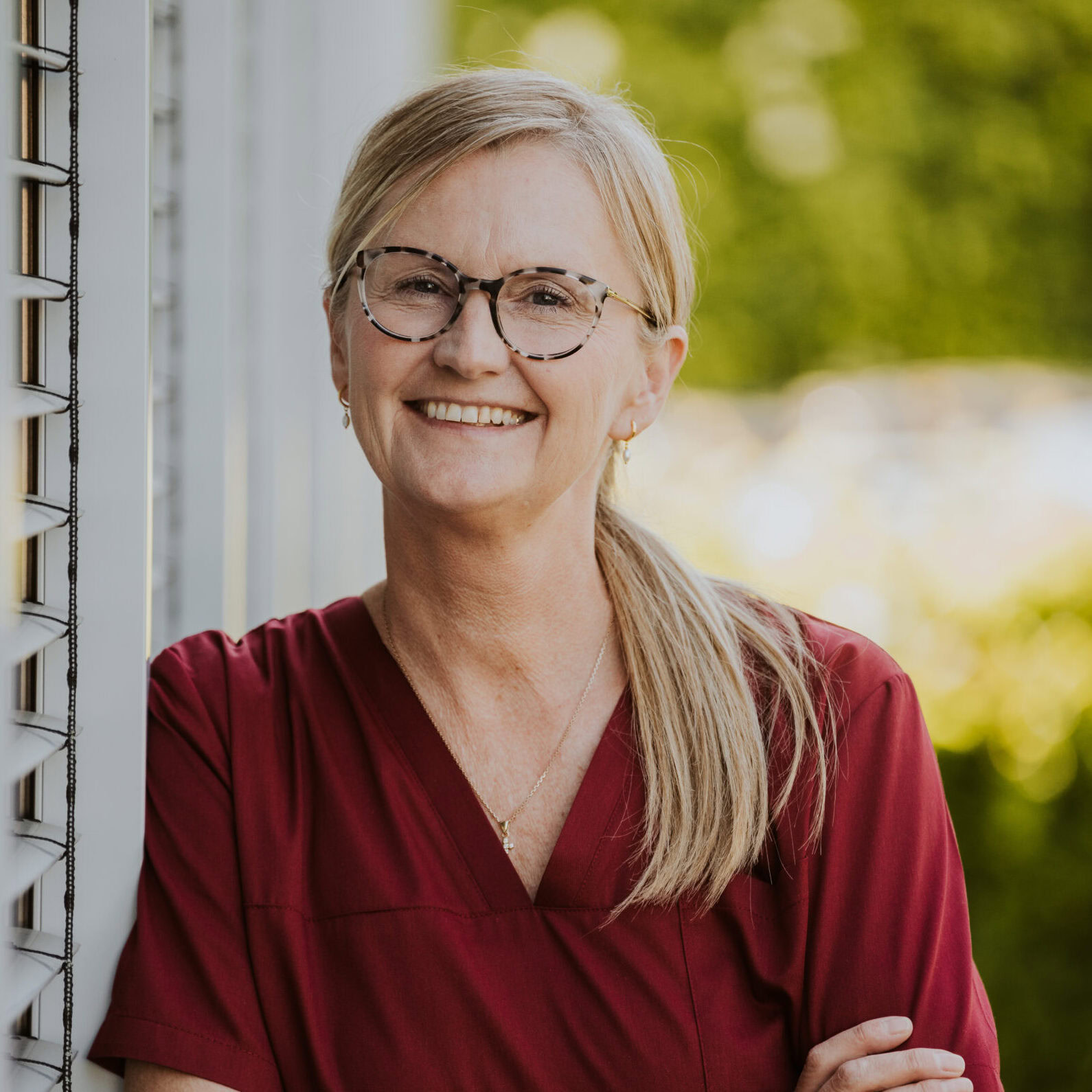 Anja B. blickt freundlich in die Kamera.