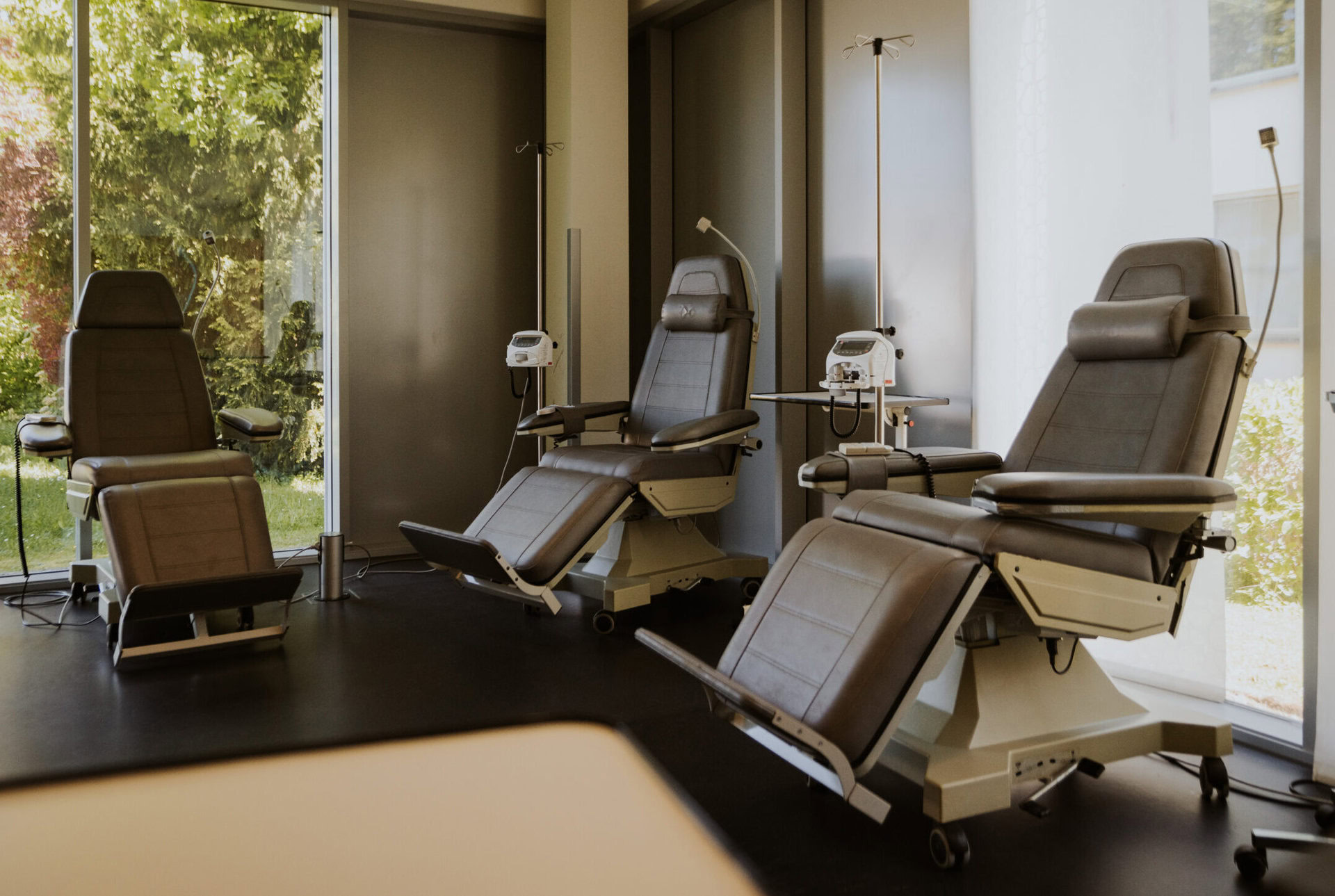 Hochwertiger medizinischer Behandlungsraum der Praxis.